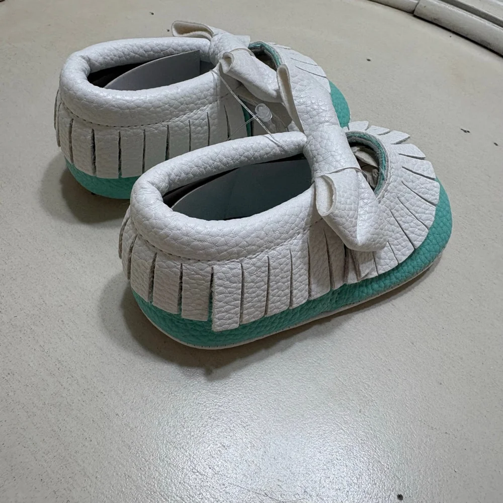 ROMIRUS White Teal Bow Fringe Moccasins Size 3